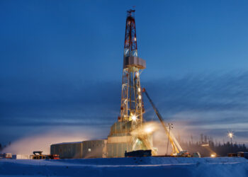 Recorte de producción de la OPEP+ podría tensar un mercado del petróleo ya ajustado: AIE