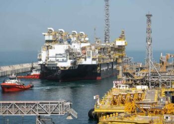 El proyecto GTA LNG de bp alcanza un hito importante con la llegada del buque FLNG
