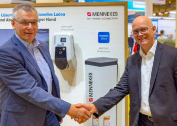 Gerald Hellermann, director de ventas de movilidad eléctrica en Mennekes, Alemania, y Harald Mauch, director de productos eléctricos en Siemens Smart Infrastructure en Alemania. Foto: Siemens