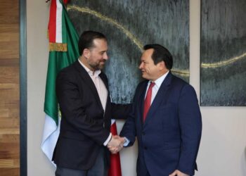 Vicepresidente de Asuntos Corporativos de Cemex, Carlos Garza y el gobernador de Yucatán, Joaquín Díaz Mena. Foto: Gob. Yucatán