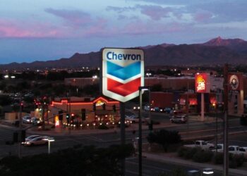Chevron invertirá 9 mil mdd en proyectos energéticos y producirá 300 mil barriles en 2026 en EE.UU.