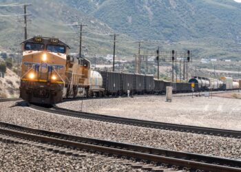 Senado avala reforma de leyes para impulsar industria ferroviaria