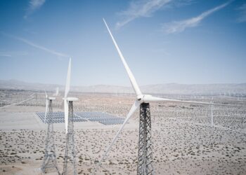 Expertos detallan pros y contras de la transición energética en México