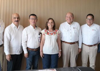 Pemex dona 5 millones de litros de combustible, vehículos y asfalto para impulsar infraestructura carretera en Veracruz 