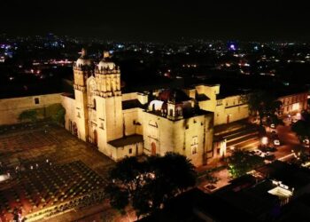 Iberdrola México ilumina con energía sostenible Templo de Santo Domingo en Oaxaca 