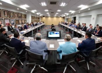 Baja California presenta potencial de desarrollo industrial ante 30 empresas de Arizona