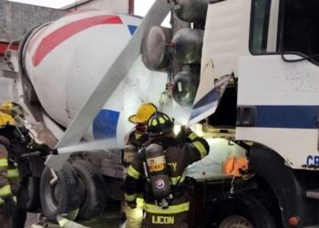 Explota camión de Cemex en estación de servicio de Nuevo León 