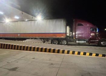 ¡Contrabando automotriz!: Aseguran tractocamión con vehículos de lujo en frontera de Sonora