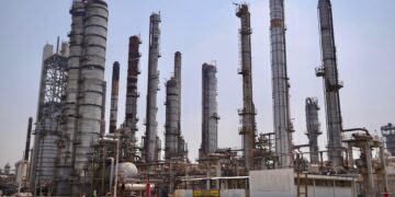 Sin margen fiscal ni inversión, Pemex está vulnerable ante el regreso petrolero de Venezuela