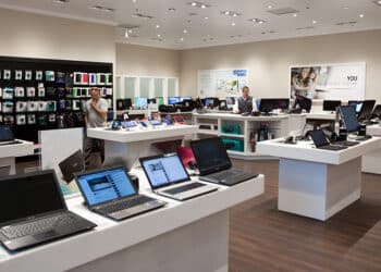 Equipo de cómputo mexicano hace su agosto en EU; ventas se disparan 84%