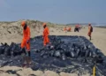 PEMEX realiza labores de limpieza en playas de Veracruz