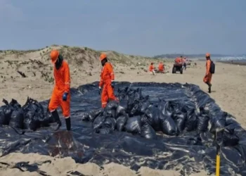 PEMEX realiza labores de limpieza en playas de Veracruz