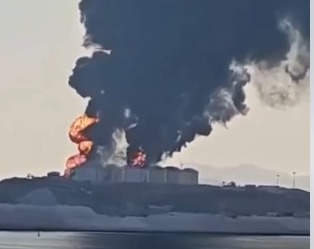 Ataque con drones incendia tanques de combustible en puerto de Omán