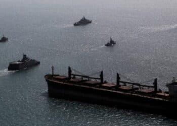 Irán cierra Ormuz y recrudece tensiones con EU en pleno alto el fuego