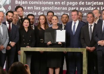 Sheinbaum pacta con bancos bajar comisiones para frenar precio de gasolina