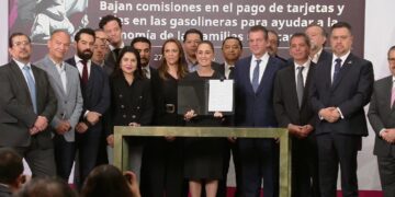 Sheinbaum pacta con bancos bajar comisiones para frenar precio de gasolina