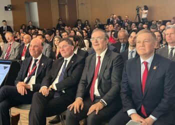 Ebrard encabeza misión comercial en Canadá para atraer inversiones a México