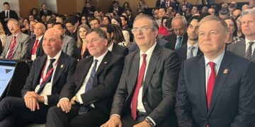 Ebrard encabeza misión comercial en Canadá para atraer inversiones a México