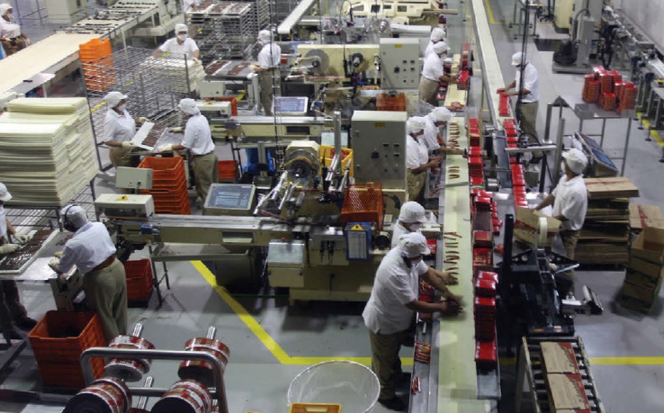 Fábrica y línea de producción industrial en México