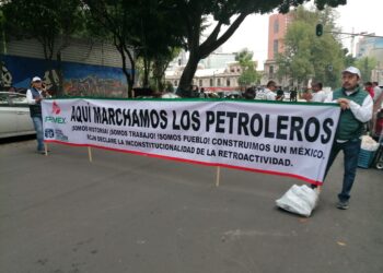 Jubilados de Pemex y CFE protestan en Gobernación contra recorte a pensiones