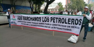 Jubilados de Pemex y CFE protestan en Gobernación contra recorte a pensiones
