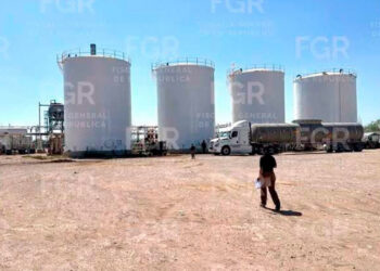 Megadecomiso en Tamaulipas: FGR asegura combustible, tanques y equipo de una refinería ilegal