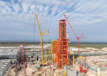 Ternium instala reactor de su nueva acería en NL con una de las grúas más grandes del mundo