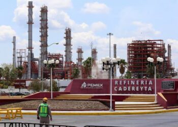 Repunta producción de combustóleo en Cadereyta; ambientalistas piden endurecer regulación en Nuevo León