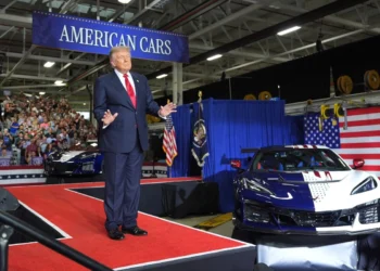Trump festeja que su estrategia arancelaria está reconfigurando la producción automotriz