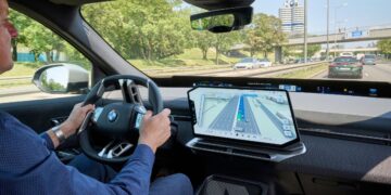 BMW apuesta por la IA y prepara recorte de 8 mil empleos para salir de la crisis