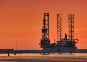 Precio del petróleo cae tras oferta de Irán de reabrir Ormuz: qué significa para el suministro mundial de crudo