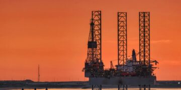 Precio del petróleo cae tras oferta de Irán de reabrir Ormuz: qué significa para el suministro mundial de crudo