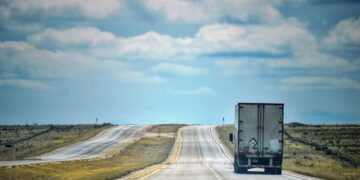 Trump toma medida de emergencia por el diésel en EU: ¿qué cambia para transportistas?