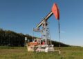 Precios del petróleo caen más de 2% por debate sobre liberación de reservas