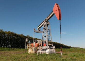 Precios del petróleo caen más de 2% por debate sobre liberación de reservas