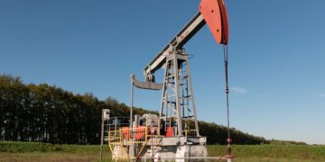 Precios del petróleo caen más de 2% por debate sobre liberación de reservas