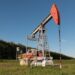 Precios del petróleo caen más de 2% por debate sobre liberación de reservas