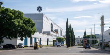 Volkswagen México pacta aumento salarial de 13.16% con revisión bianual
